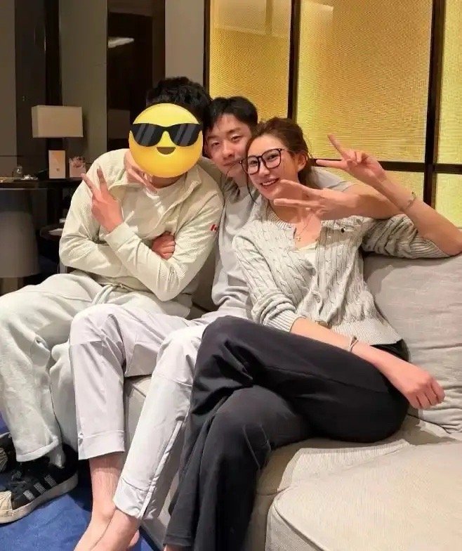 吴宜泽的姐夫也不是一般人！看他穿着，脚上蹬的是阿迪达斯，身上穿的是休闲品牌，看他