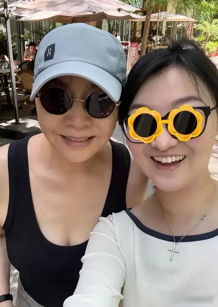 刚刷到宋丹丹北京街头的生图，说不感慨是假的。六十多岁的人，没硬凹少女感，就是黑背