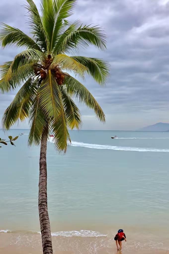 海南十月底迎降温，细雨中开启“早冬”模式2025年海南入冬节奏格外快，十月
