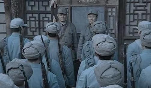 1944年，陕甘宁边区后勤部堆满了灰布军装，整整3万套，但这些衣服一件都发不出去