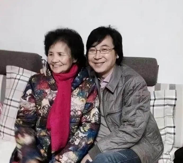 一天，廖昌永对妻子说：“我妈七十多岁了，还有糖尿病，我想接她来一起住，可她是农村