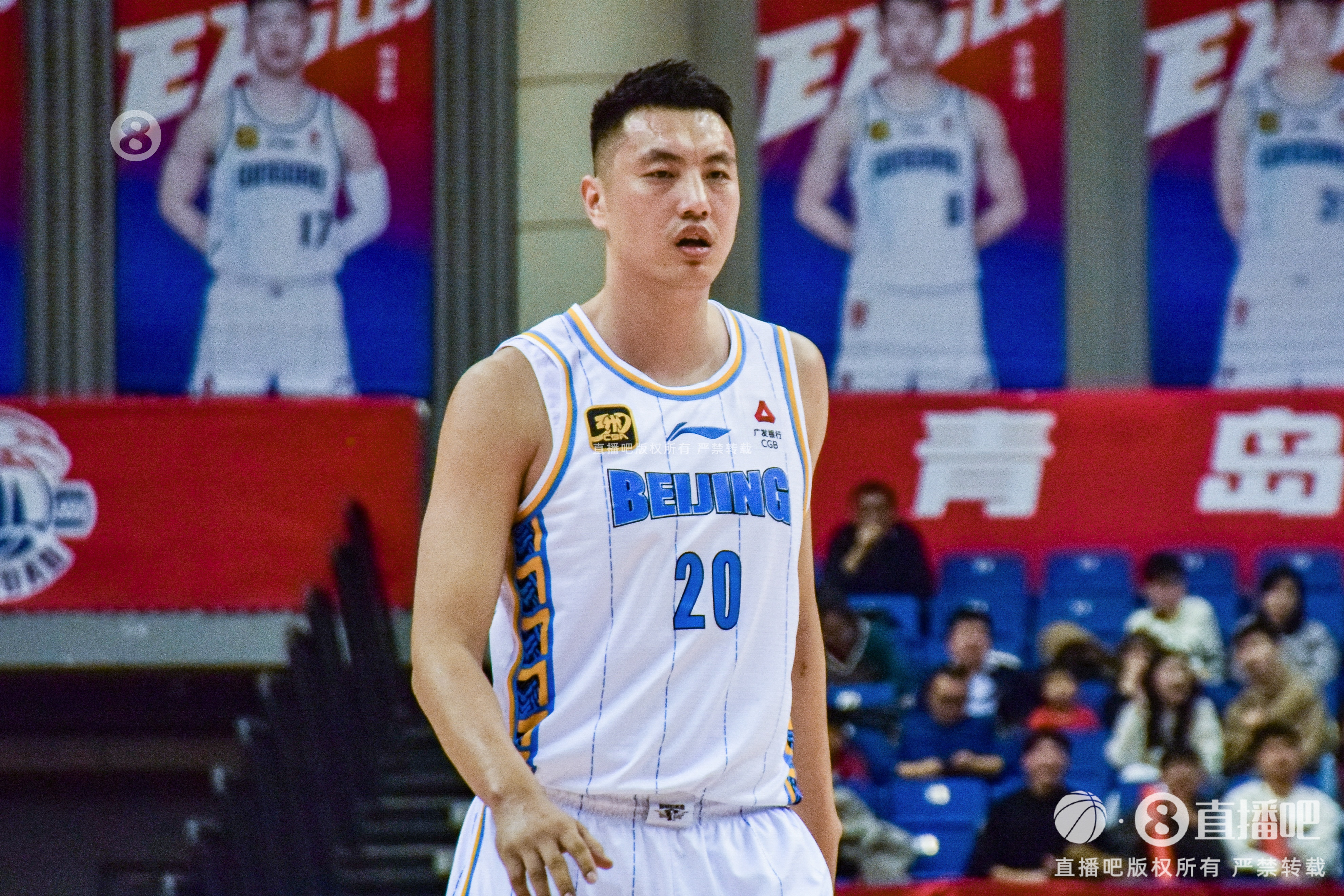 媒体人: 翟晓川最后关头的表现许久未见 关键时刻还得老队长