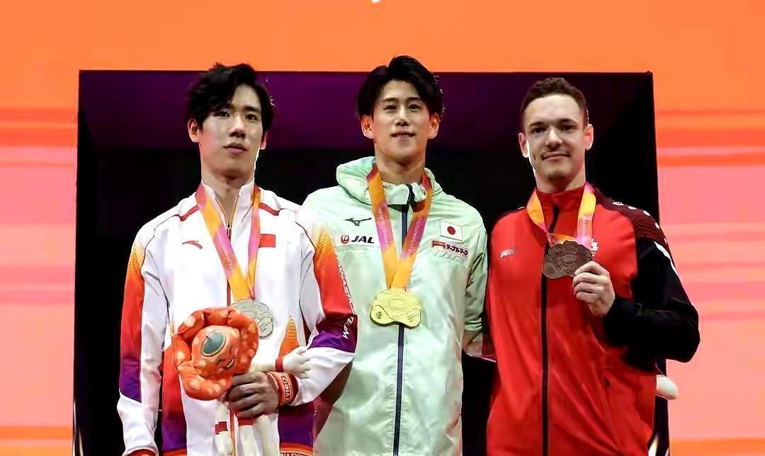 桥本大辉赢了,赢在没掉环。张博恒那一下鞍马晃,不是失误,是命门被掐住了。0.4