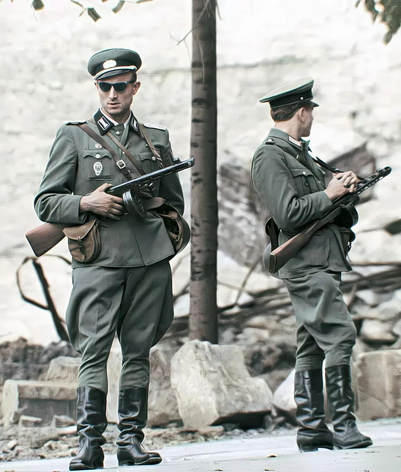 60年代东柏林的东德边防士兵拿苏联圆盘冲锋枪，这和当时的历史背景有关。那时东德是