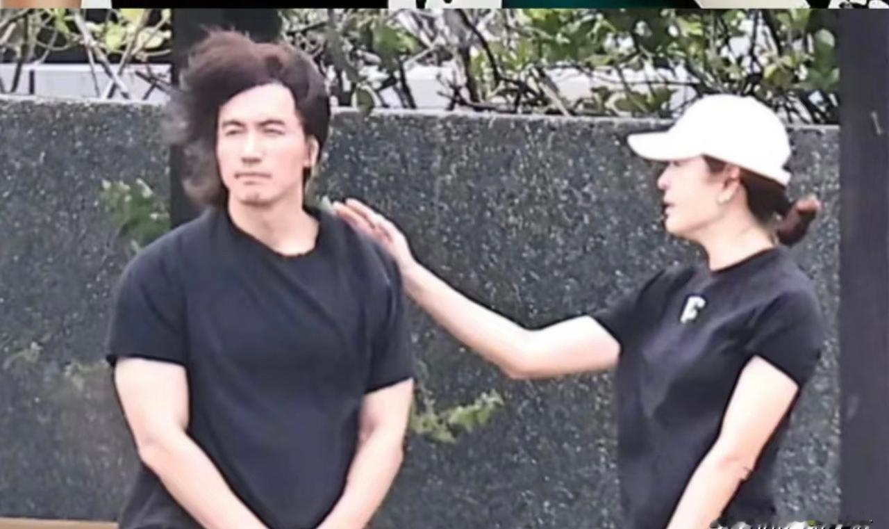 他站不住了。红着眼眶，被周渝民死死架住。言承旭盯着那座雕像，像是要把二十年的