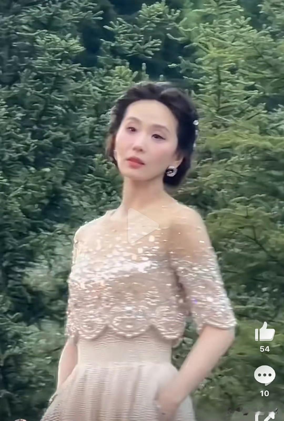 有一说一，刘诗诗这次VOGUE红毯，状态差到离谱。39岁的年纪，疲态却像50+，