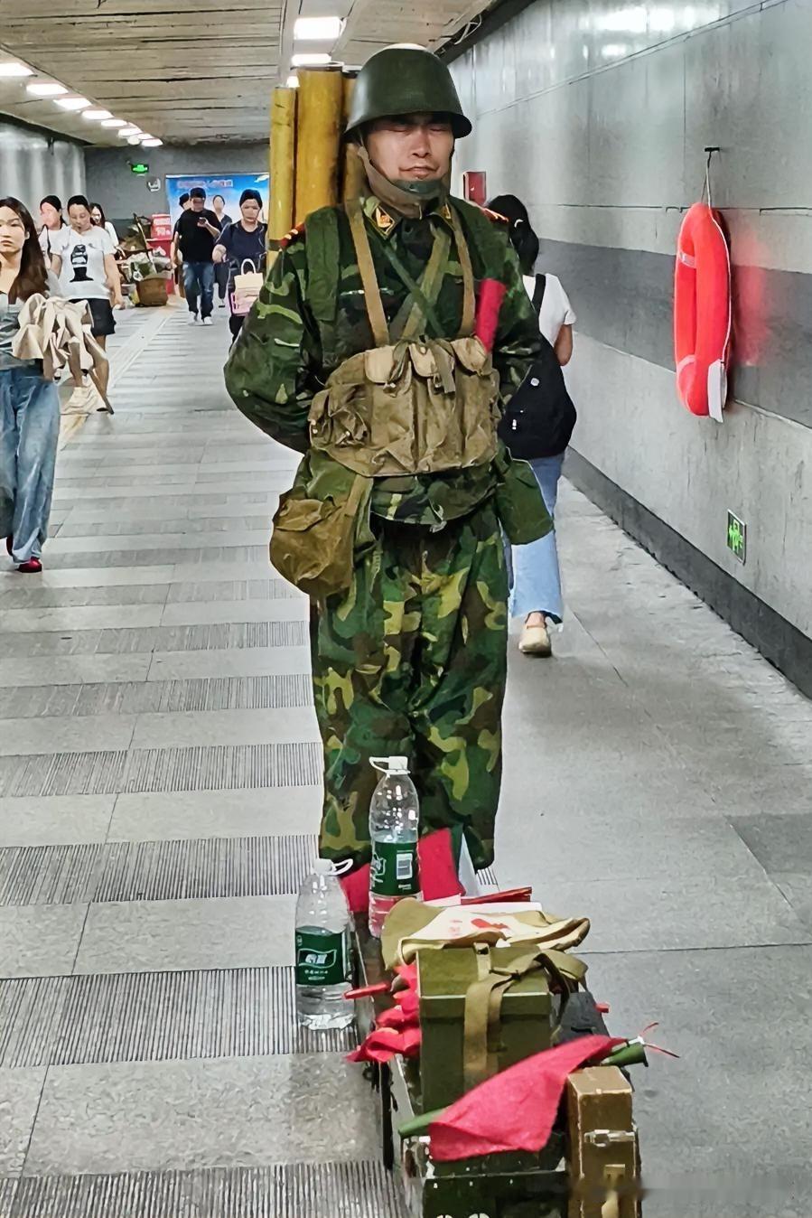 在广州天河正佳广场的神秘身影，是什么样的信念，能让他在这里坚守了十多年？而他