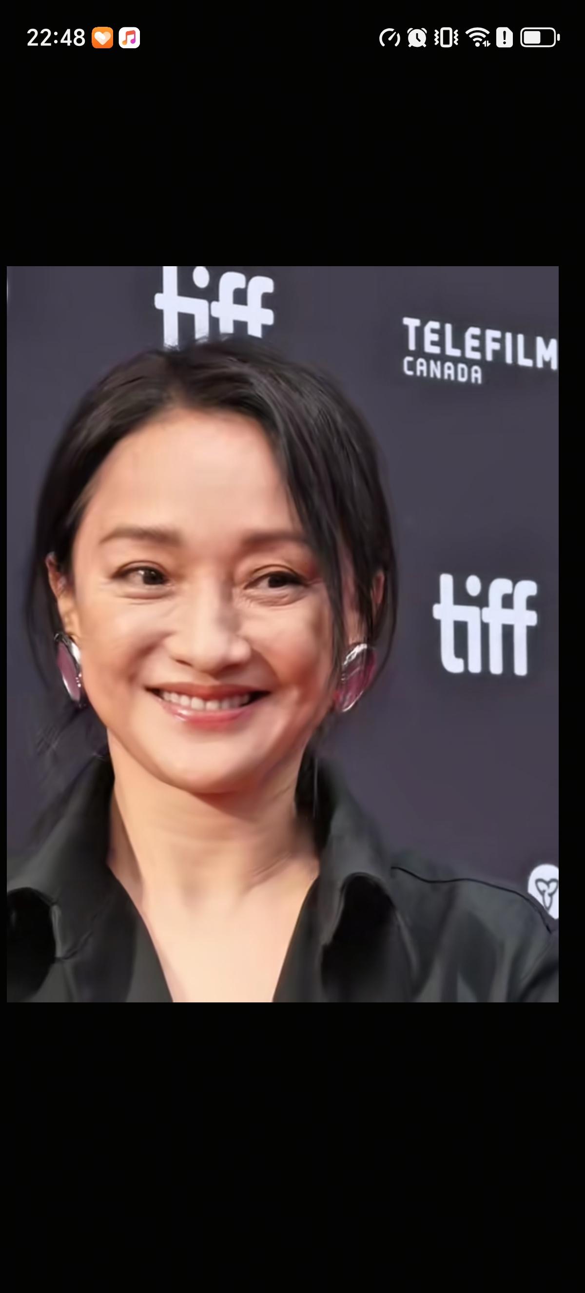 51岁的周迅罕见的素颜出镜了，未婚又没有子女羁绊的她一头利落的短发在脑后随意用抓