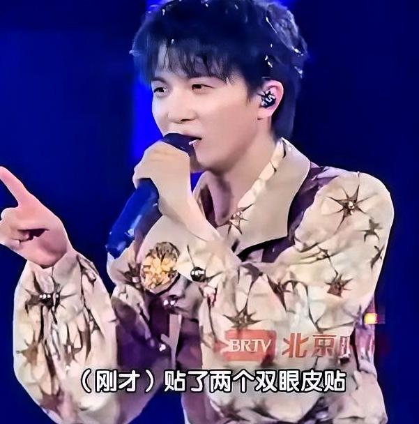 周深发了一条动态，说郑州太热，把双眼皮贴都热掉了。评论区笑成一片，我却觉得这话里