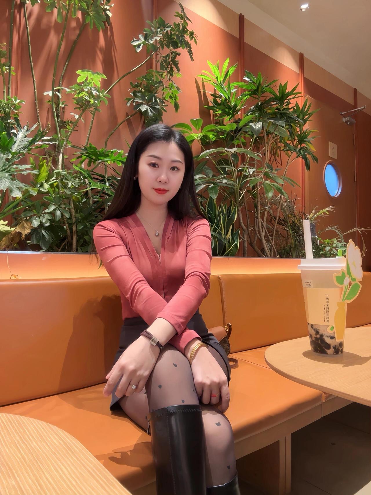 幸福感全都存进照片里了！这件西瓜红上衣搭配深灰色裙子真的很好看氛围感拉满