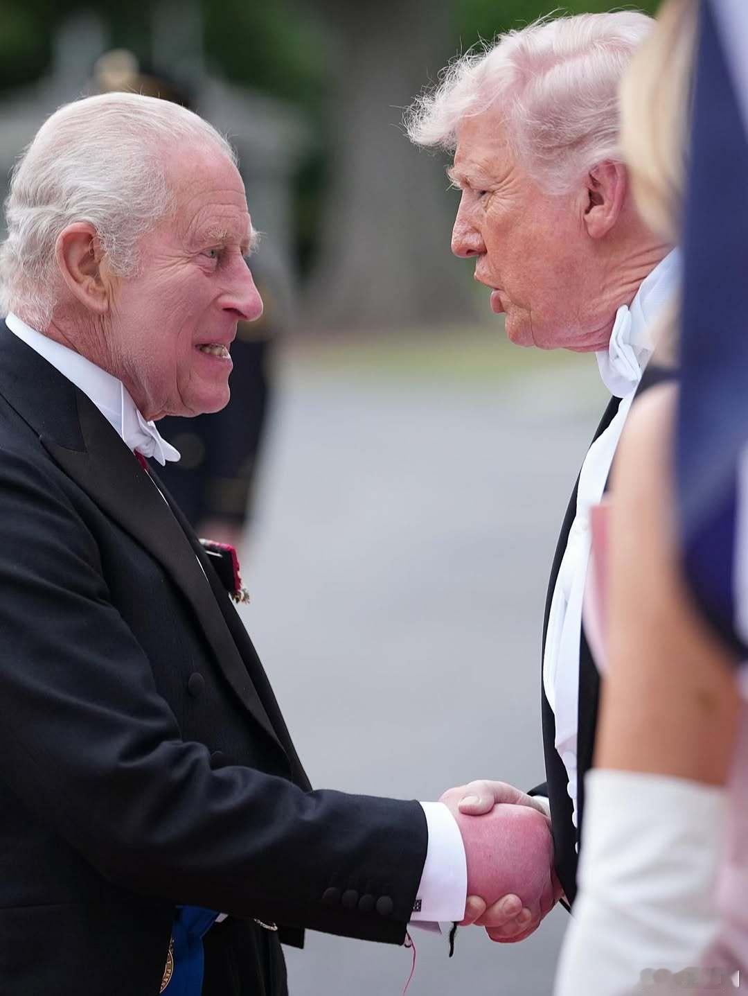 特朗普与英国国王上演握手较量国王和总统握手画面有点狠啊，国王咬牙切齿的感觉世界各