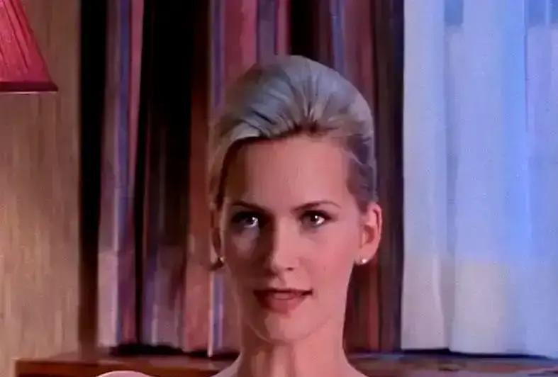 谁能想到，一个镜头，30年后还在震动好莱坞。《本能》里莎朗·斯通那“一闪而过”