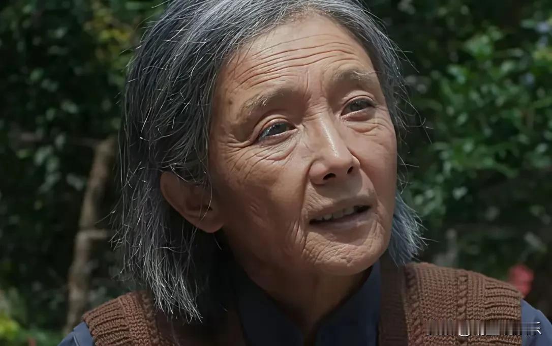杨幂这个老年妆被全网夸爆，化妆师技术太牛了，这妆化得太真实了，每条皱纹都那样