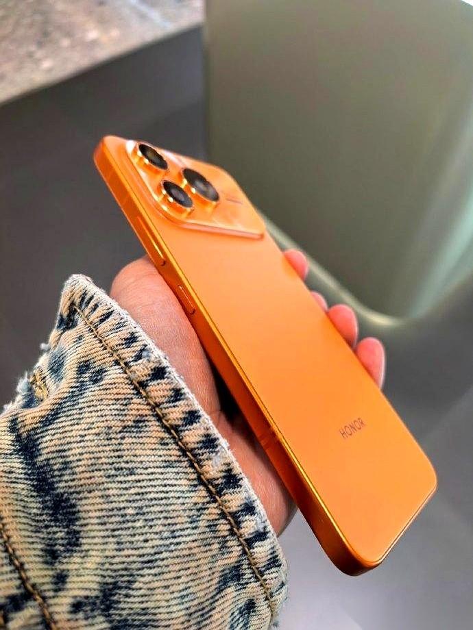 荣耀这波操作，有点意思。他们干了一件挺“离谱”的事：把之前只给自家最贵手机用的