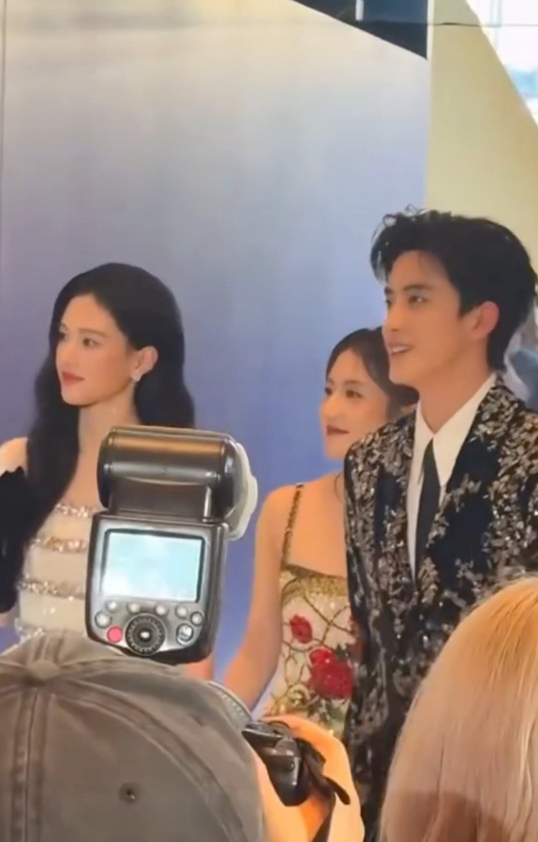 我不行了谁想出来的三个人一起走红毯的啊啊啊啊啊敖瑞鹏李兰迪沈羽洁燃冬