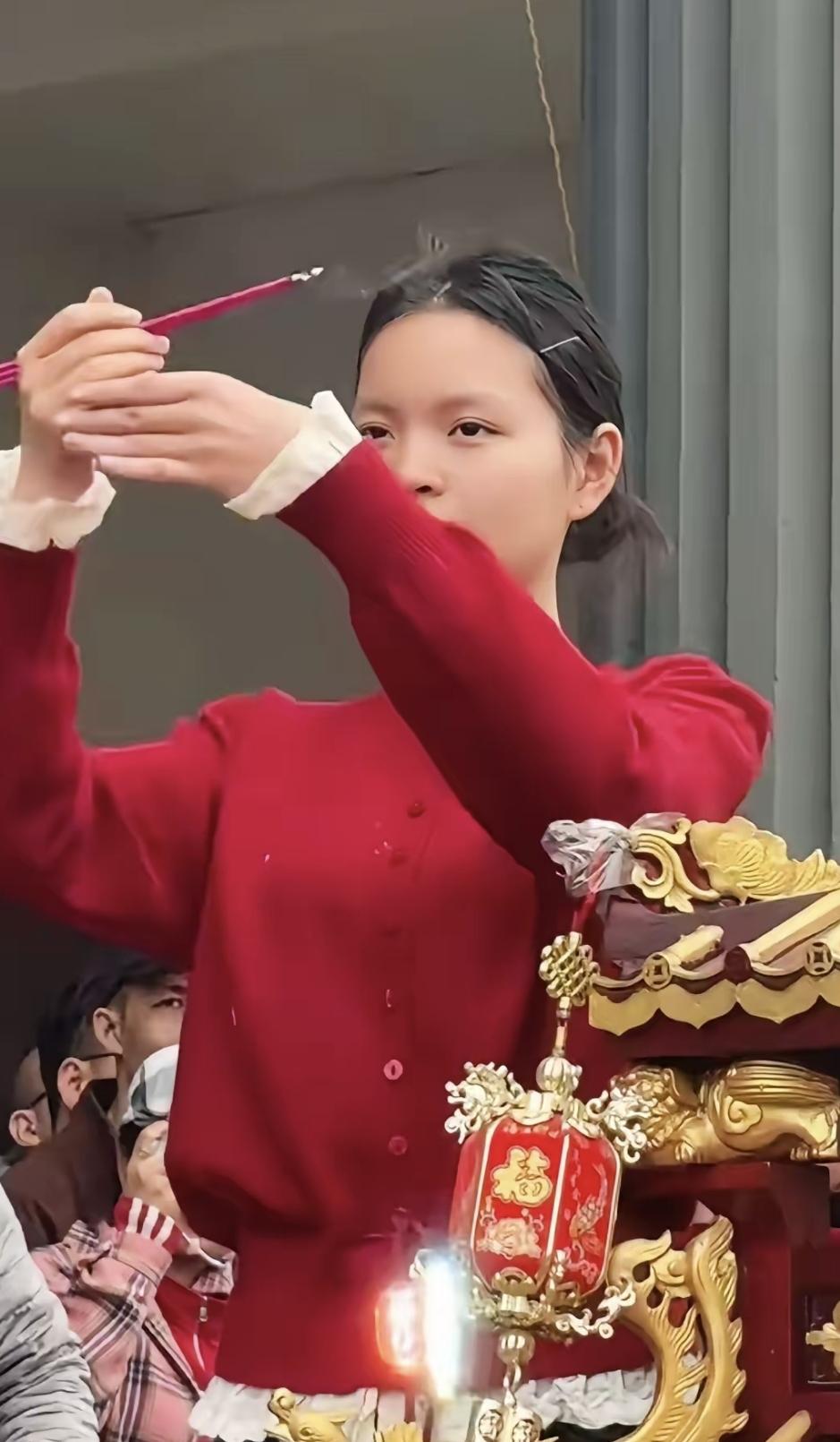 湛江那场妈祖巡安，红毛衣姑娘被拉下去的瞬间，法事就停了。没人喊停，但鼓不响了，香