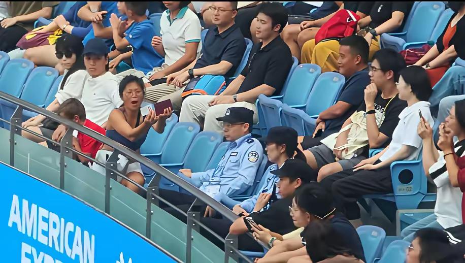 上海网球大师赛看台惊现“外籍特权”闹剧近日上海网球大师赛看台，这个女的起飞了