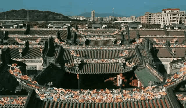 价值3600万的潮汕私宅轰然倒塌时，挖掘机的轰鸣声震碎了全网的下巴——这可不是普