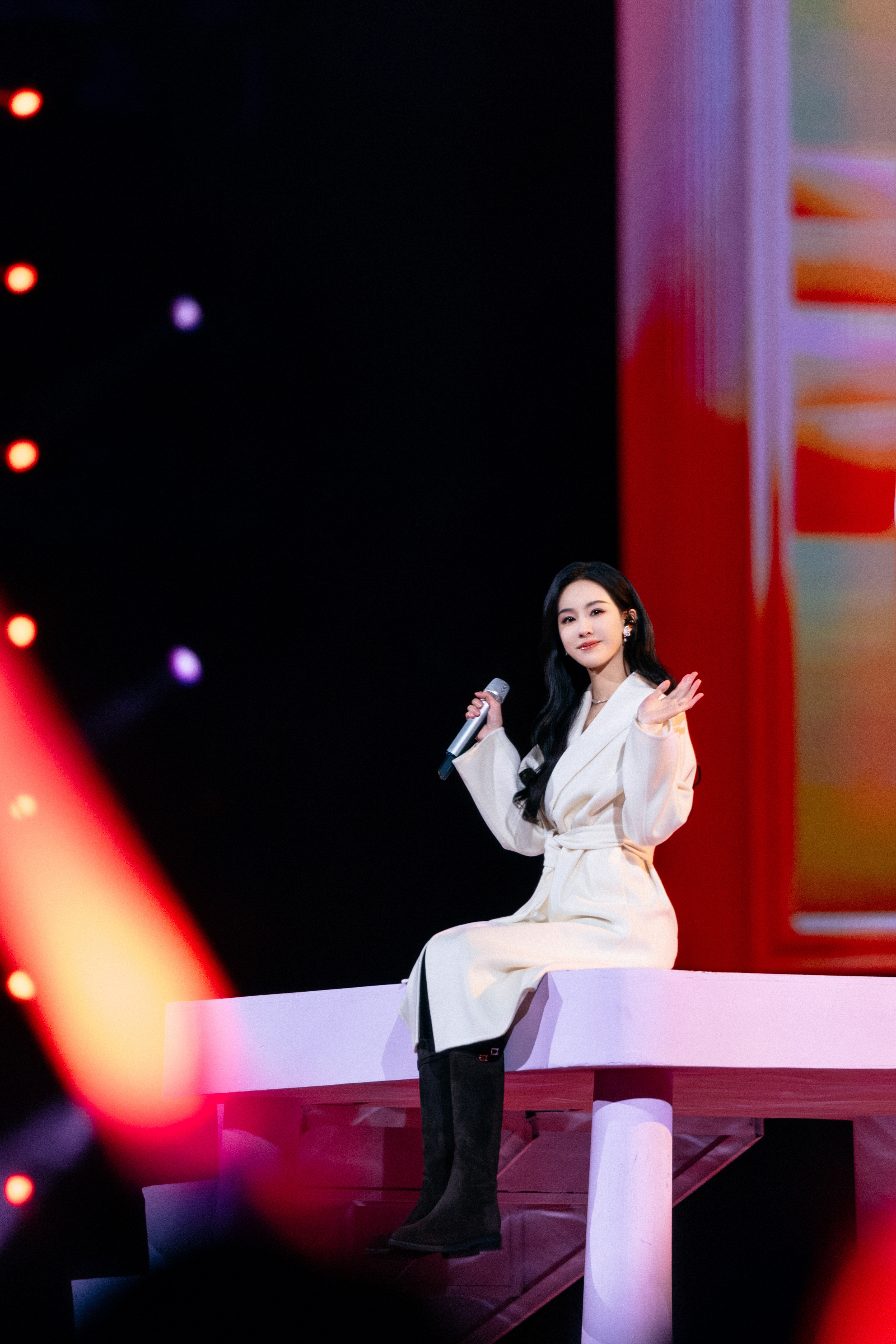 陈都灵舞台光描摹剪影轮廓，音符轻跃空中，聆听动人回响。央视跨年晚会