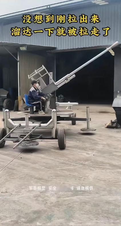 千万不能让‘返乡滞乡’农民闲下来，好奇心驱动焊接军事武器模型是不可取的！最近发