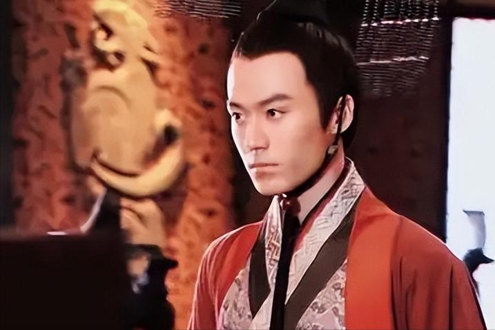 前140年，刘彻刚登基，朝上站着两拨外戚。左边是奶奶窦太后带来的窦家人。右边是亲