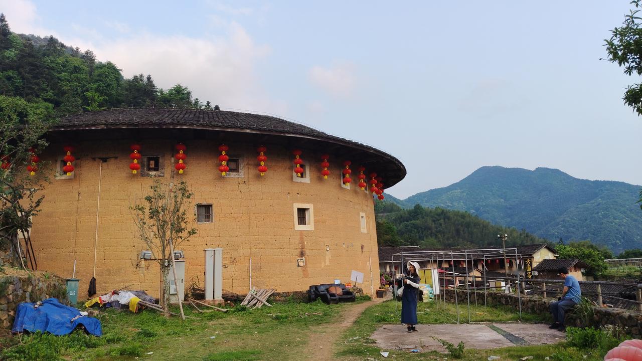 我不管​反正当夕阳灿灿的打在脸上我降下了车窗山谷里的风微微凉黑色桂A驶