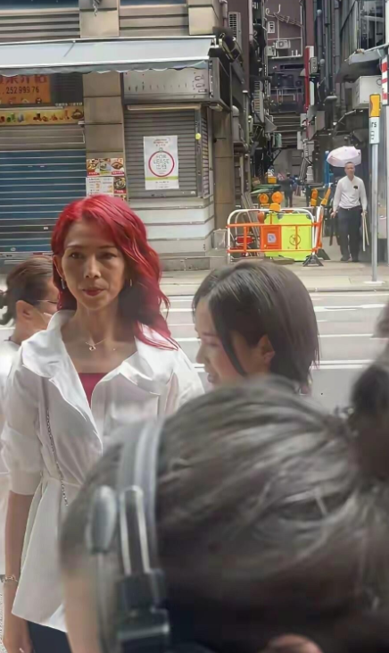 岁月不饶人啊，曾经她可是《甄嬛传》里最美的皇后娘娘，怎么现在都老成大妈一个了。