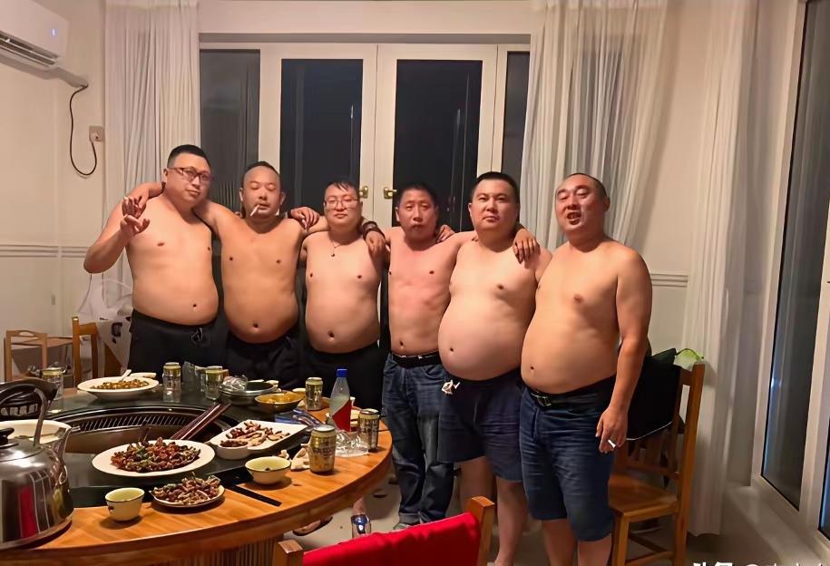 现在的中年男人怎么都这样了，十个中有九个是这样的体型，啤酒肚一个比一个大，中年男