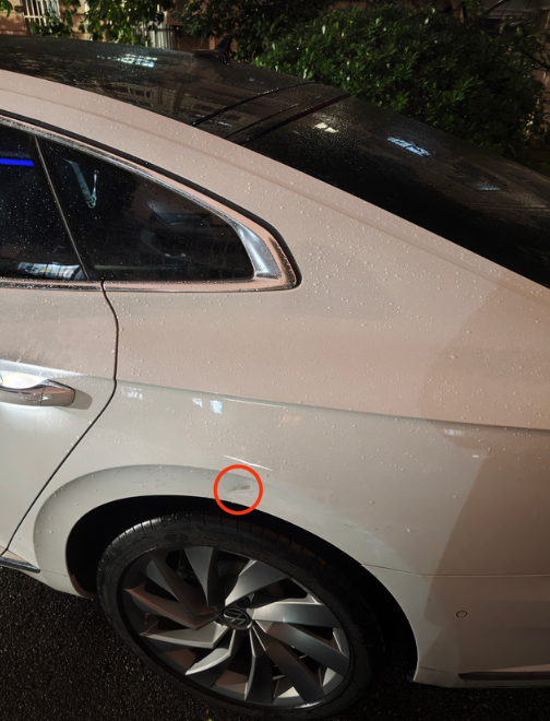 维修期间私车公用，索赔后排中央座椅靠背需要补漆的地方：左后轮毂+左后轮眉提