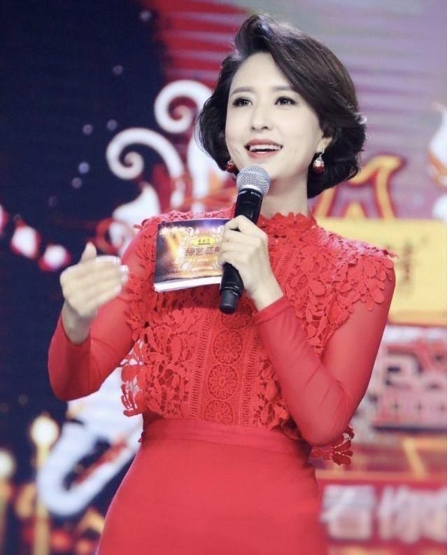 她胯宽，下半身肥胖，但一点也不影响她整体的美，站在舞台上的时候好美，是无数男人的