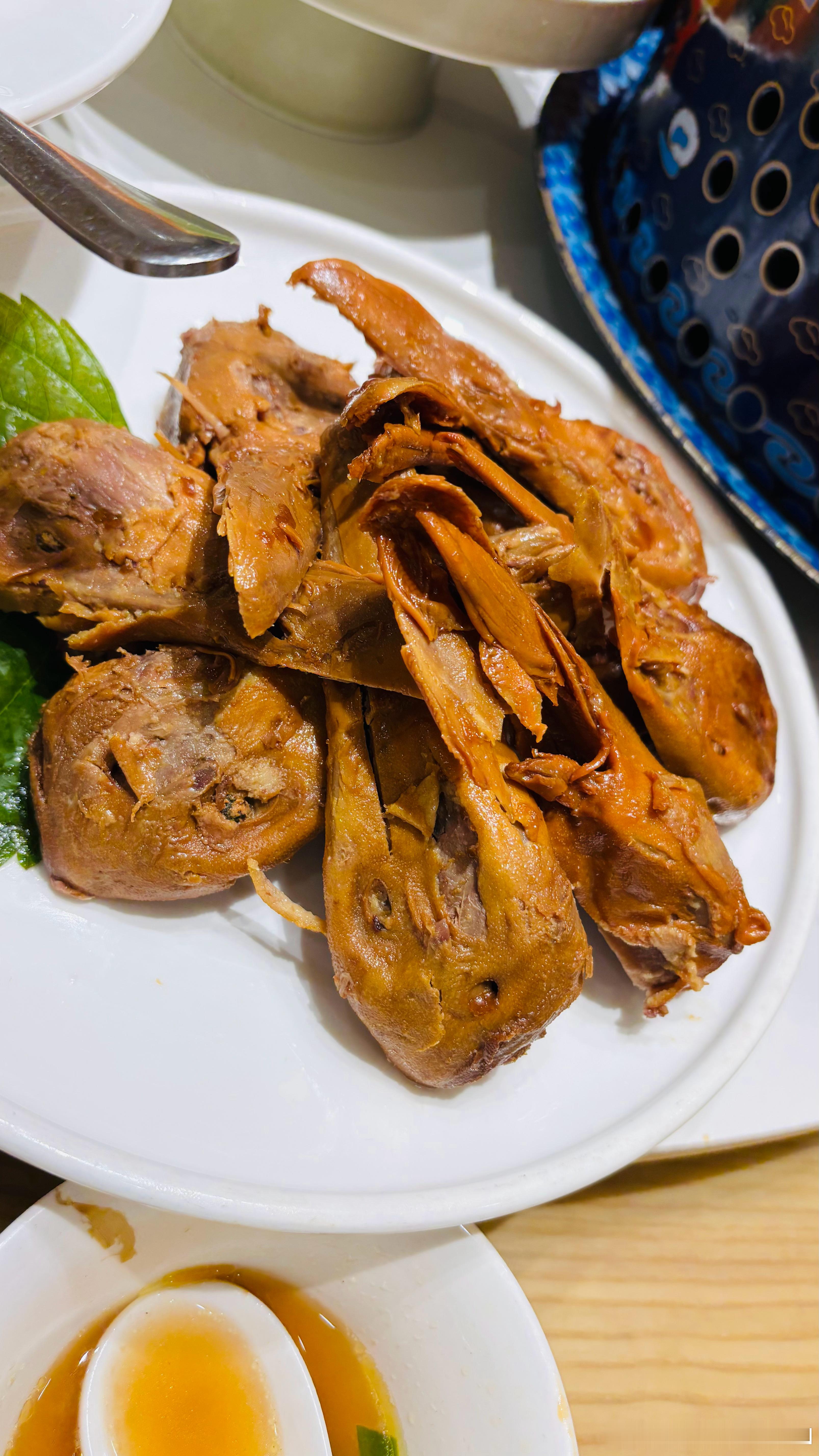 曾经那些在一线城市买了房、在大公司上班、年薪三四十万的人生赢家，现在聊起来全是各