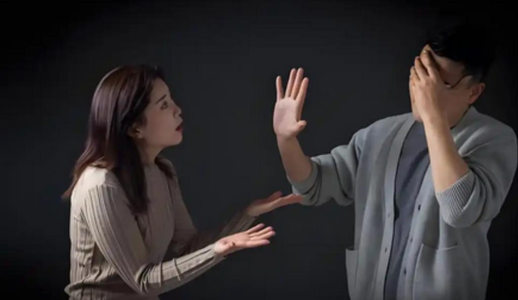 一对夫妻正在闹离婚期间，婆婆突然过世，留下了近百万的遗产和一套房子。妻子大喜过望