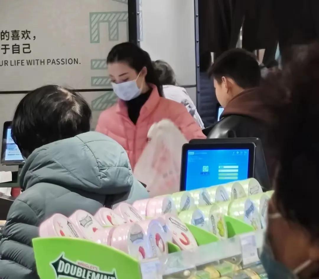 如果就收银员的外表，赏心悦目的程度来说，胖东来说第二，估计没有其他超市敢说第一。