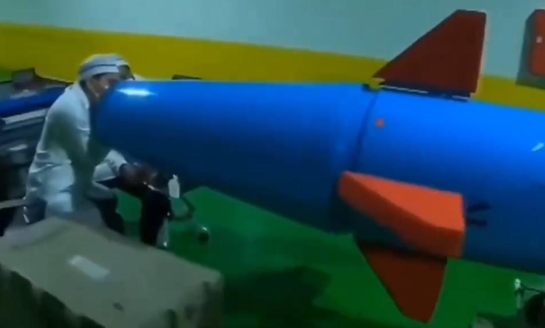 伊朗公开“最大底牌”，美以感到后背发凉，特朗普终于说了软话日前，伊朗军方罕见