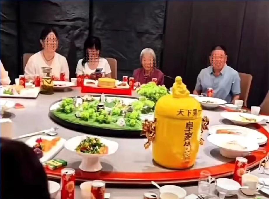 谈了四年的感情抵不上一顿饭钱。男方一家三口到女方家提亲，过程都挺开心挺顺利的，