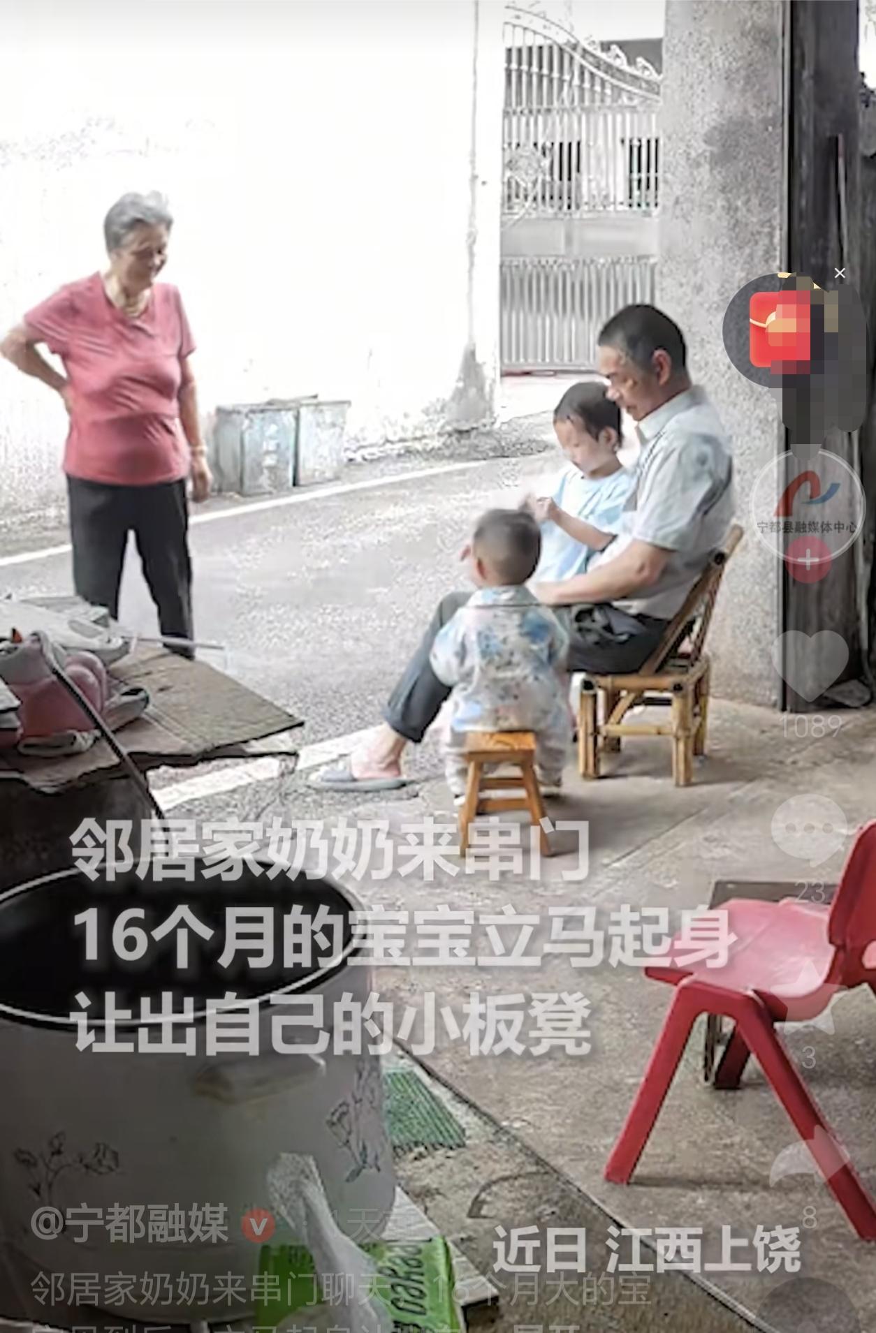 江西上饶，一16个月的宝宝看见邻居奶奶走过来串门，宝宝摸了摸屁股下的板凳，没想到