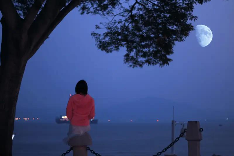 心里住着一个人是一辈子的思念，人这一辈子总有那么一个人，是你藏在心里也不会忘掉的