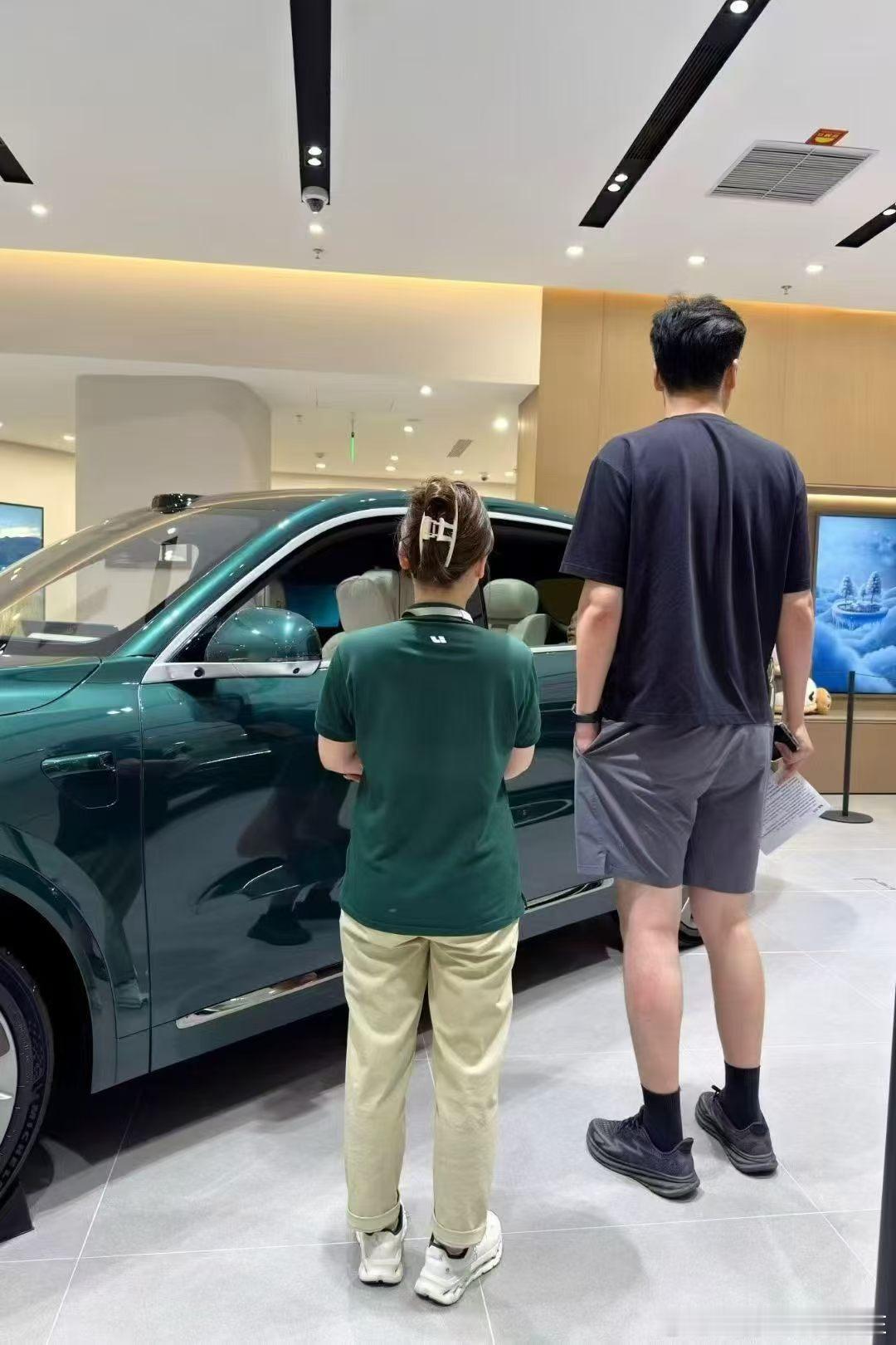 两米的身高，也能轻享理想L8零重力座椅！可以可以！