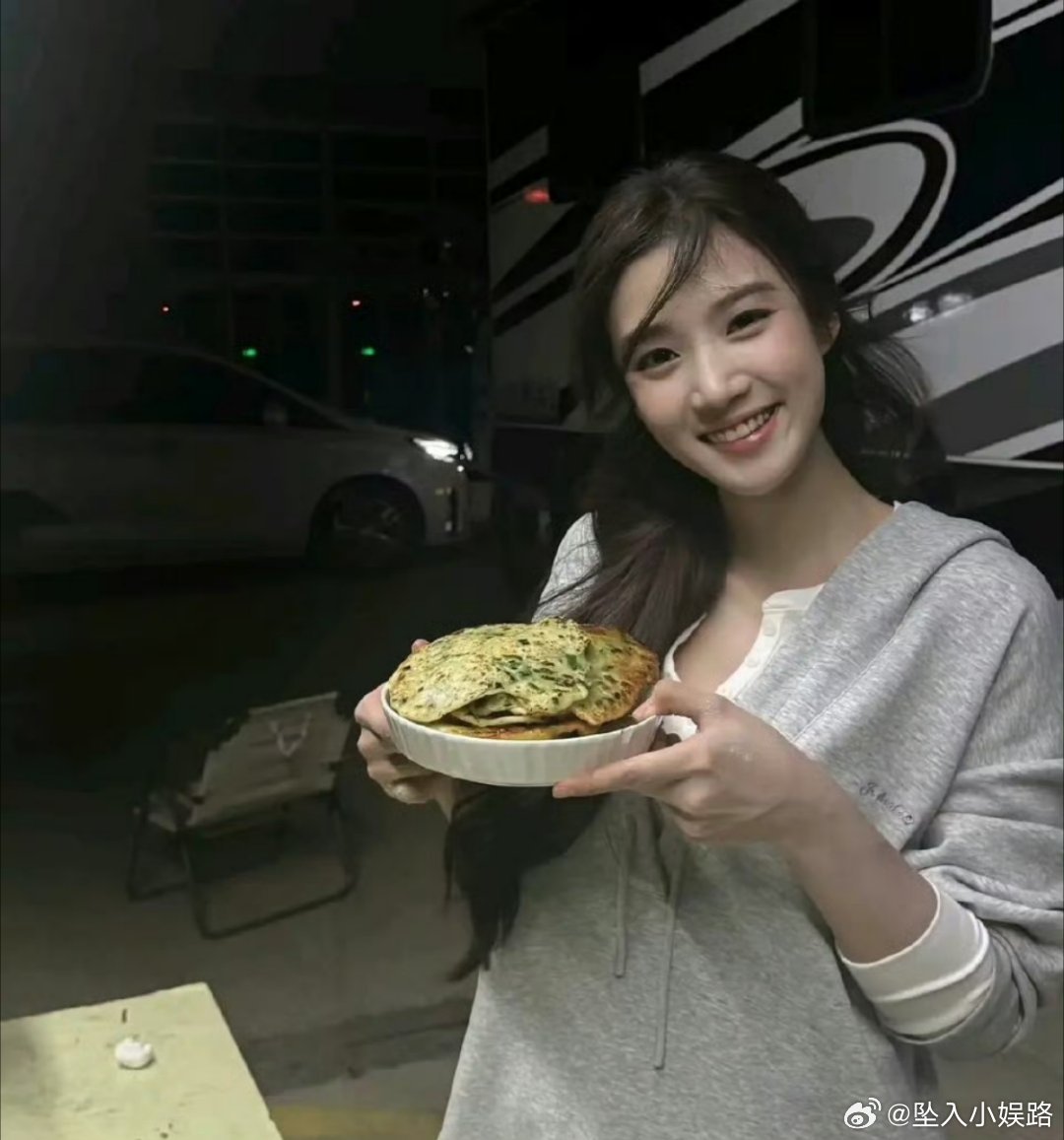 同样的摆拍赵露思是不是比卢昱晓更有感染力