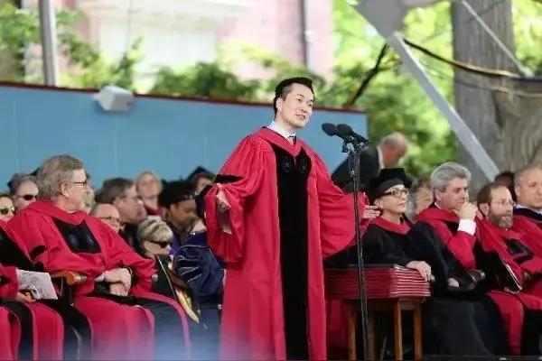 哈佛华人代表发言，为何让国人难以认同？哈佛毕业典礼上，中国留学生蒋雨融成为