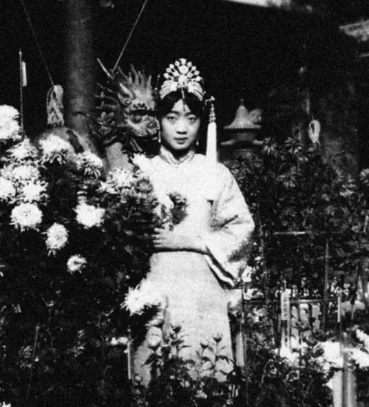 她死在监狱里,时年40岁。死前,大小便失禁,躺在自己的污秽里,浑身烂疮。鸦片瘾犯
