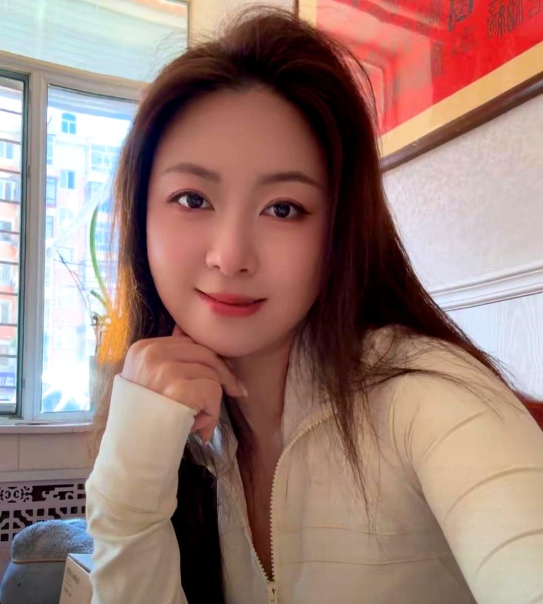 33岁同时给两个男人当女朋友，听着是不是像个渣女海王？但我今天还真就不要脸地全