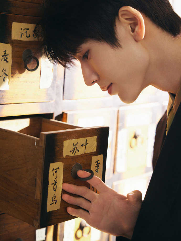 张凌赫倾注热望张凌赫限定记录掉落张凌赫限定记录掉落，张凌赫倾注热望，昨晚上的黑