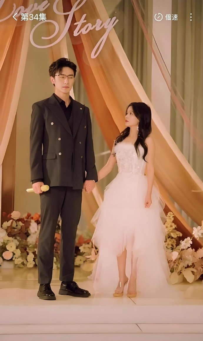 短剧导演咋想的？让一米五多的女主搭190cm的霸总，亲吻都要跳投