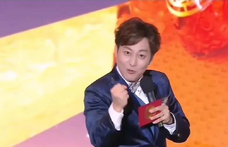尉迟琳嘉好幽默，成为本届影响世界华人盛典主持人，他也是竞争上岗，他说是沾了