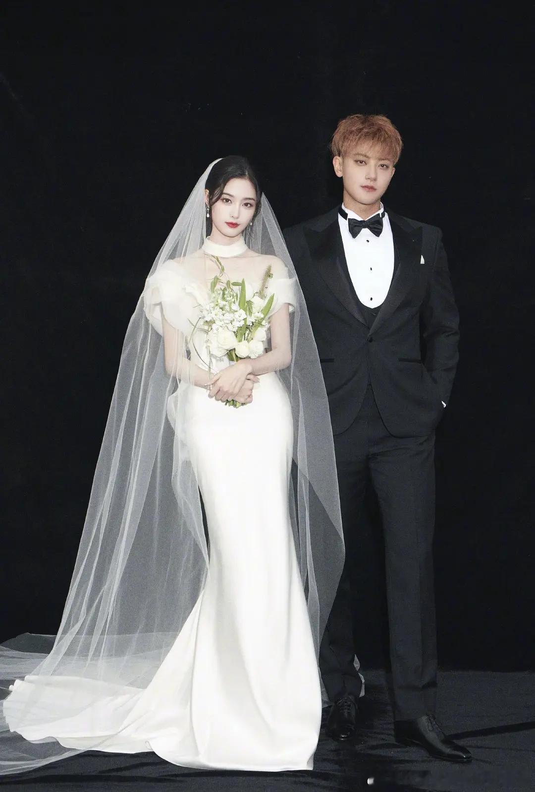 黄子韬徐艺洋接吻婚纱照黄子韬两口子拍结婚照一点夫妻感觉都没有。。。两个人离这么远