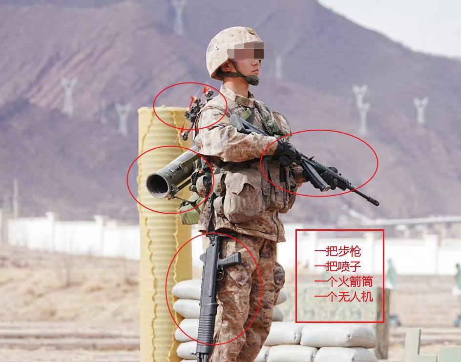 我军火力不足恐惧症终于得到了缓解。一名战士手握一把步枪，挎着一把喷子，背着一个火