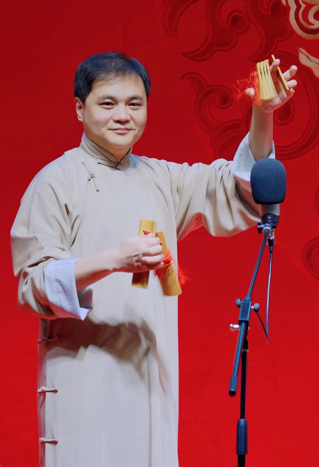 高峰的《绕口令》在跨年专场炸了场子，专业观众全体起立鼓掌。网络数据却冷得像冰。