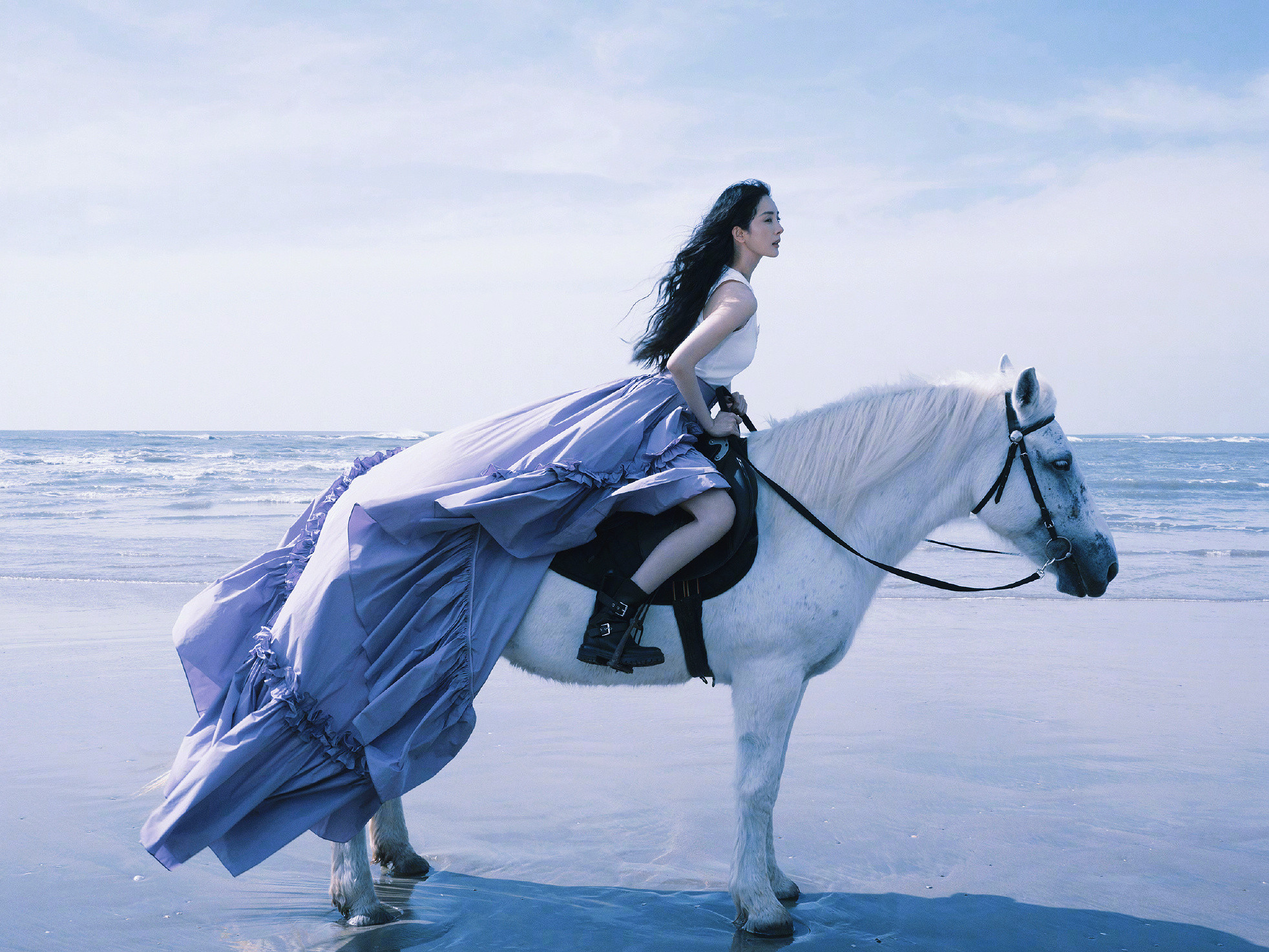 杨幂回应40岁了依然有很多困惑骑白马的不一定是王子还有Prada女王