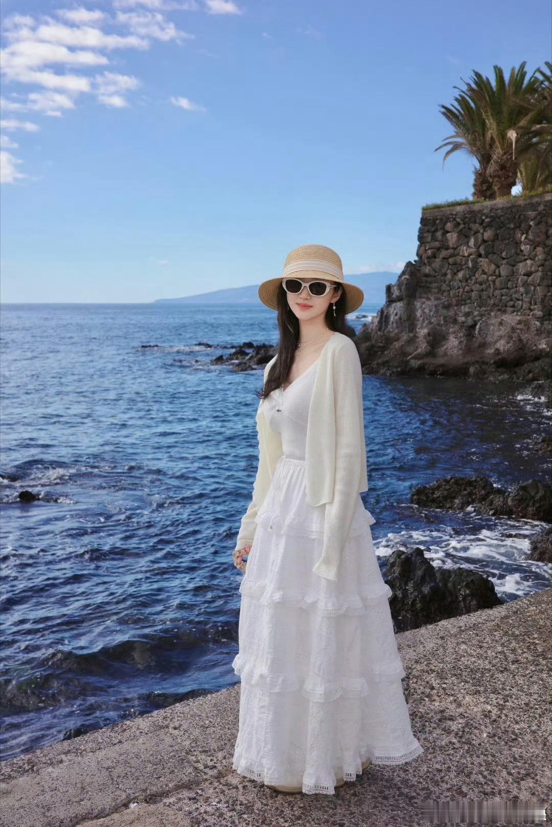 景甜白到发光的旅游照景甜这身白裙是打翻了月光吗？海边回眸一笑，整个人白到发光，连